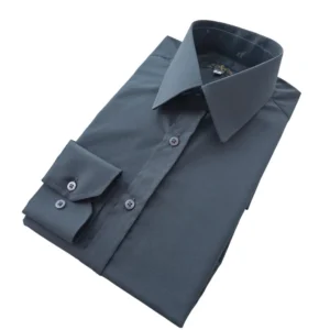Camisa social cinza chumbo maquinetada dobrada em diagonal, com gola e punho à mostra