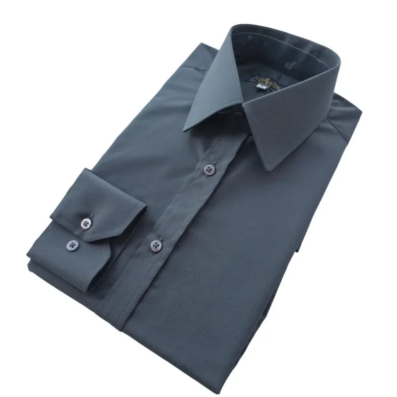 Camisa social cinza chumbo maquinetada dobrada em diagonal, com gola e punho à mostra