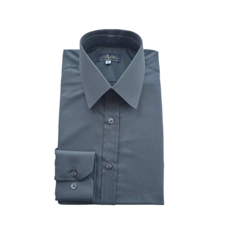 Camisa social cinza chumbo maquinetada com gola francesa, dobrada de frente