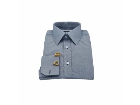 Camisa social cinza masculina com punho duplo da MS Stilos, dobrada em fundo branco