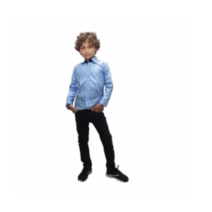 Menino de corpo inteiro com camisa social kids azul de âncoras, calça preta e tênis