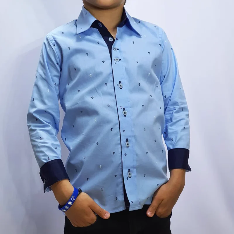 Detalhe da estampa de âncoras, dos botões e do punho marinho da camisa kids azul