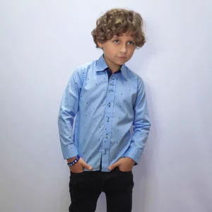 Camisa social kids azul de âncoras vista de três quartos, com gola francesa