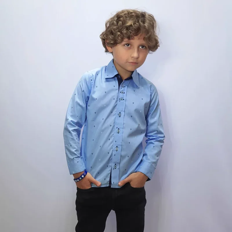 Camisa social kids azul de âncoras vista de três quartos, com gola francesa