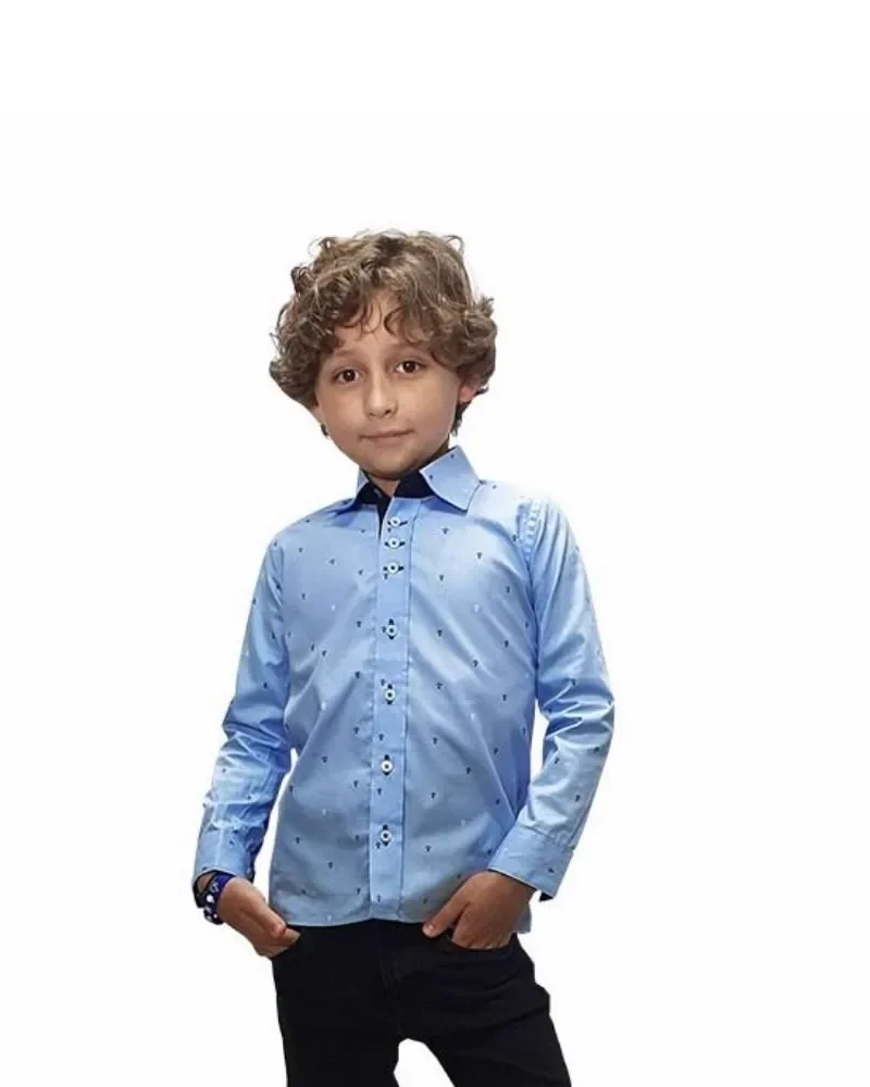 Camisa social kids azul com estampa de âncoras em algodão, vestida por menino, de frente