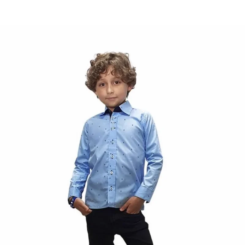 Camisa social kids azul com estampa de âncoras em algodão, vestida por menino, de frente
