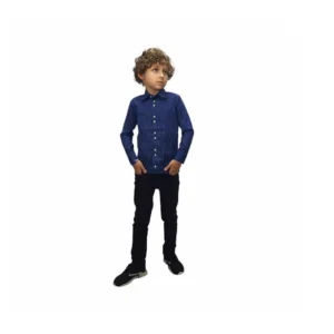 Menino de corpo inteiro com camisa social kids azul xadrez, calça preta e tênis