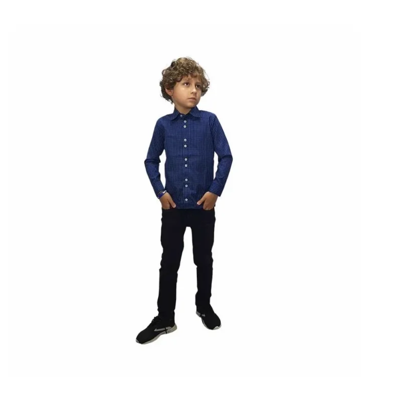 Menino de corpo inteiro com camisa social kids azul xadrez, calça preta e tênis