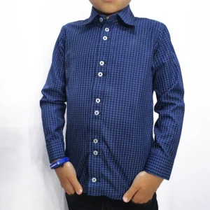 Detalhe dos botões, da gola francesa e do punho da camisa kids azul xadrez