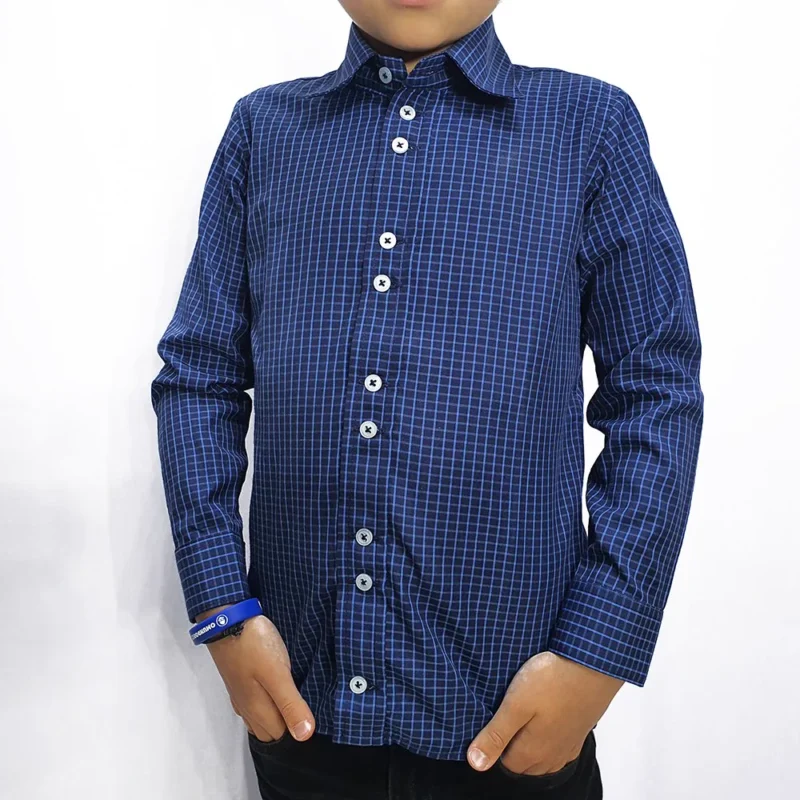Detalhe dos botões, da gola francesa e do punho da camisa kids azul xadrez