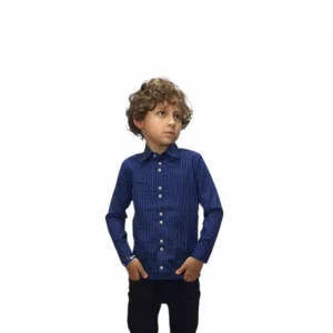Camisa social kids azul xadrez em algodão, vestida por menino, vista frontal