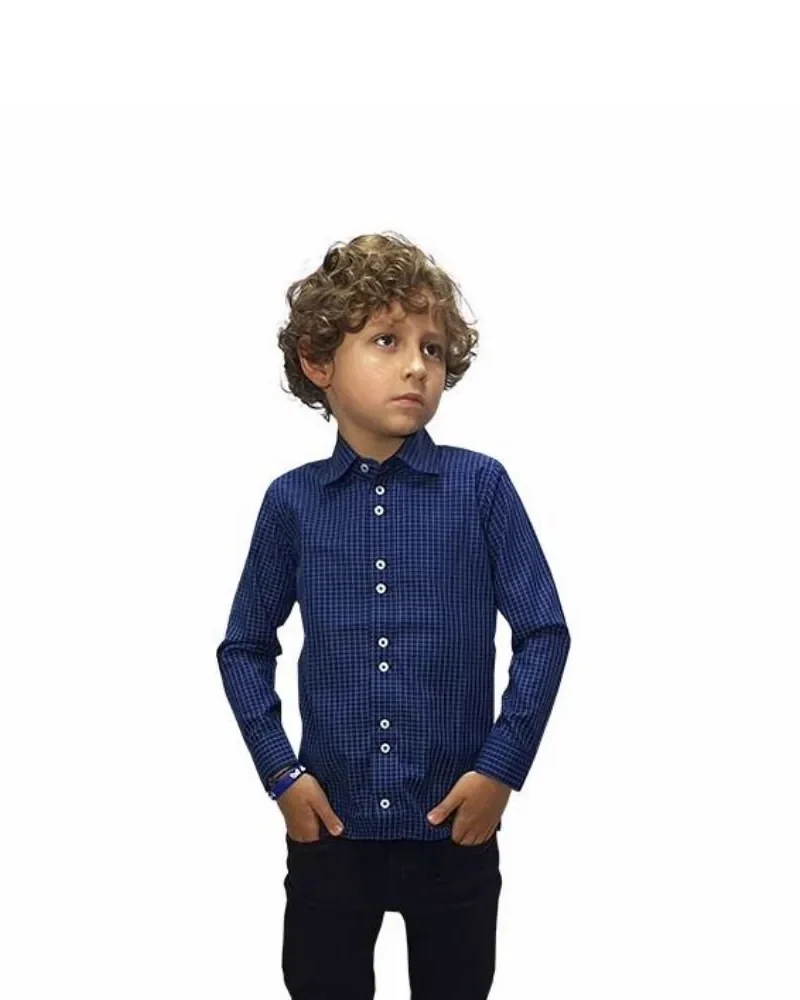 Camisa social kids azul xadrez em algodão, vestida por menino, vista frontal