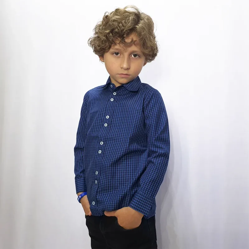 Camisa social kids azul xadrez em modelagem semi slim, com gola francesa