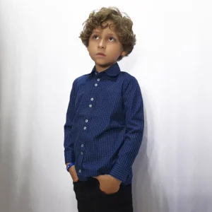 Camisa social kids azul xadrez vista de três quartos, com a manga longa e o punho