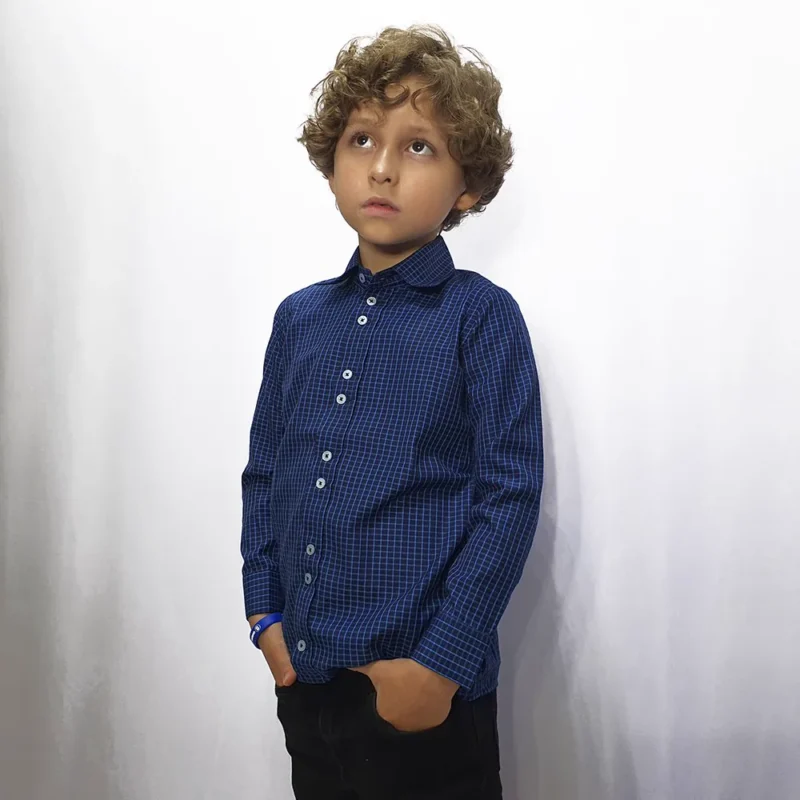 Camisa social kids azul xadrez vista de três quartos, com a manga longa e o punho