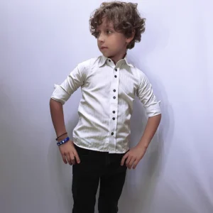 Camisa social kids branca com botões pretos e mangas dobradas, com gola francesa