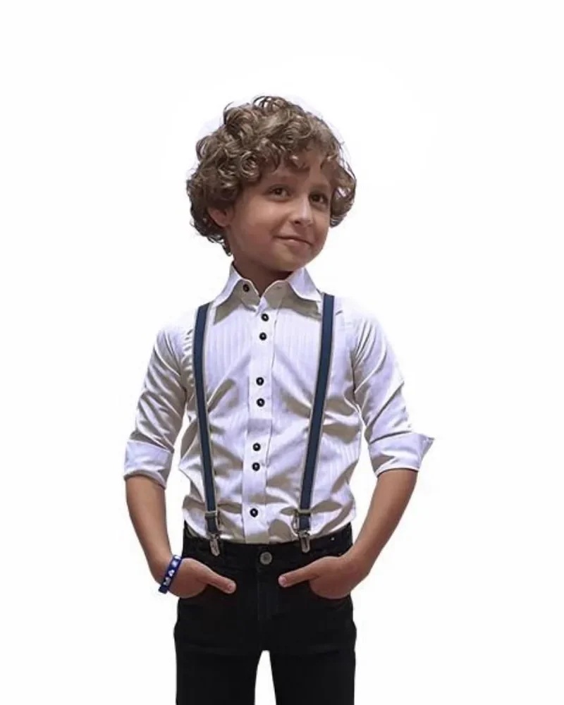 Camisa social kids branca com botões pretos, usada com suspensório azul marinho