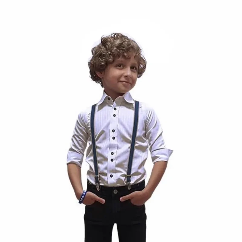 Camisa social kids branca com botões pretos, usada com suspensório azul marinho