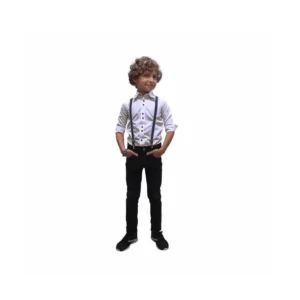 Menino de corpo inteiro com camisa social kids branca, suspensório azul e calça preta