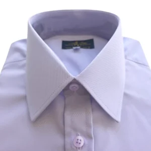 Close da gola francesa da camisa lilás claro, com a textura maquinetada do tecido
