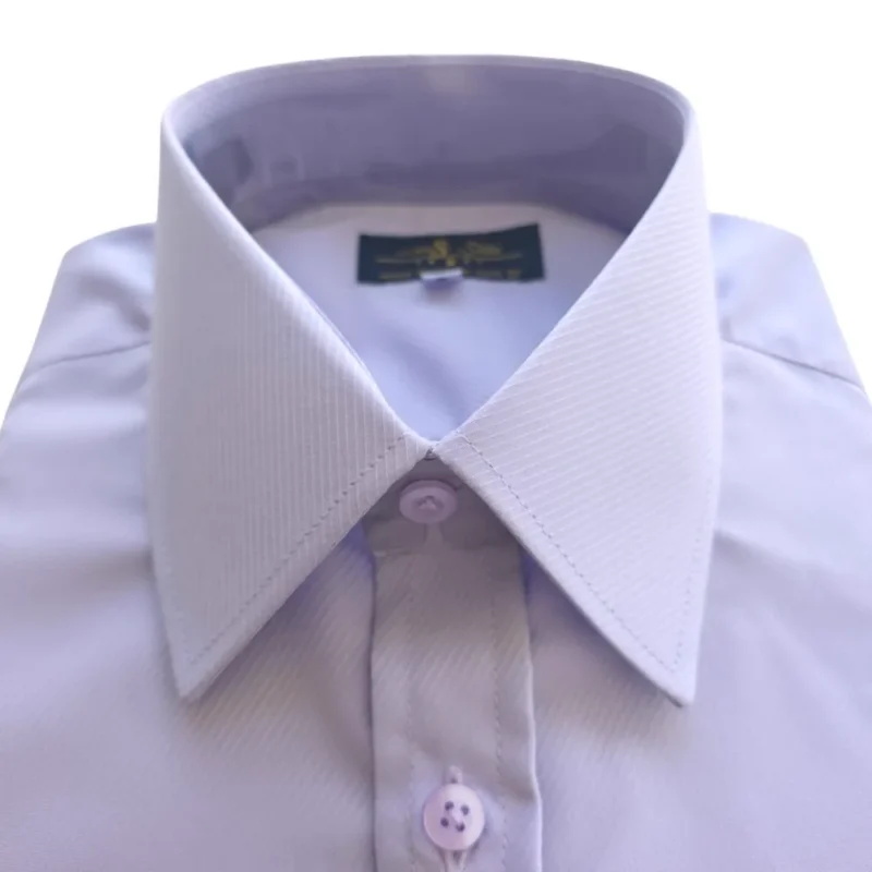 Close da gola francesa da camisa lilás claro, com a textura maquinetada do tecido