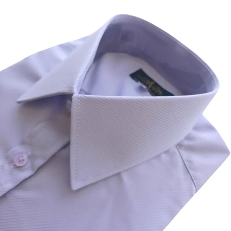 Gola francesa da camisa lilás claro vista em ângulo, com a textura em relevo