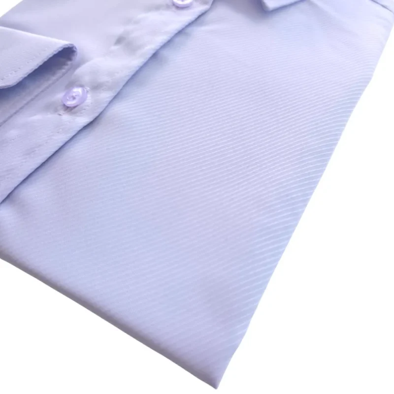Textura do tecido maquinetado da camisa lilás claro, com as linhas finas em relevo