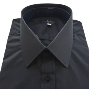 Close da gola francesa da camisa preta maquinetada, com a etiqueta Ms Stilos
