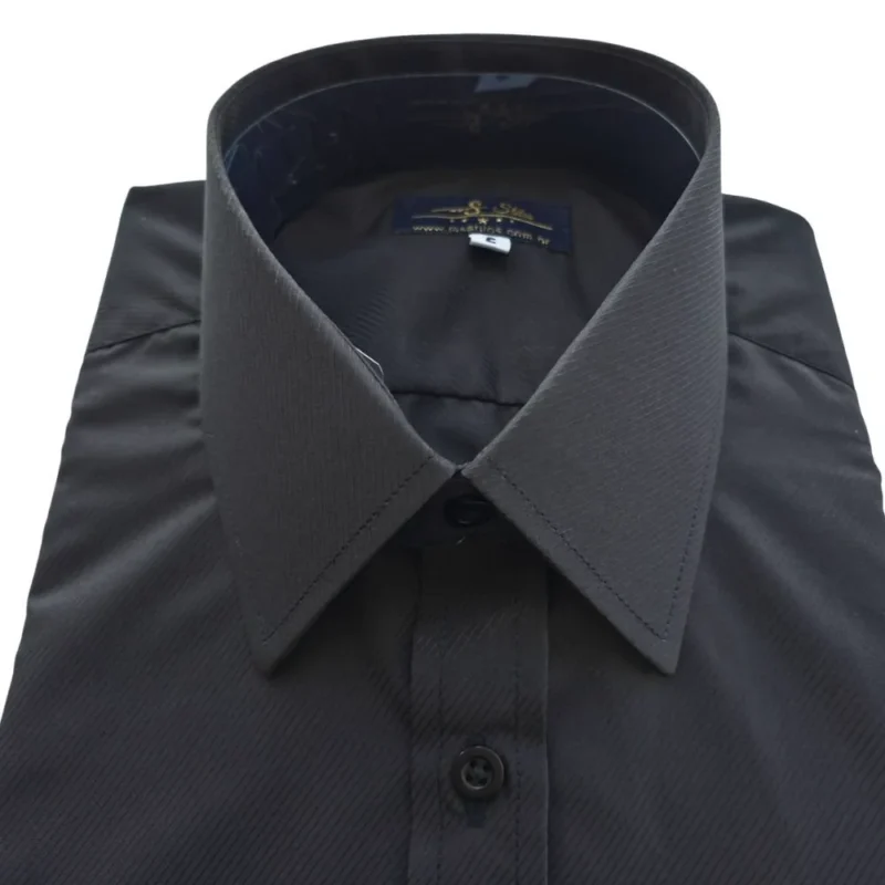 Close da gola francesa da camisa preta maquinetada, com a etiqueta Ms Stilos