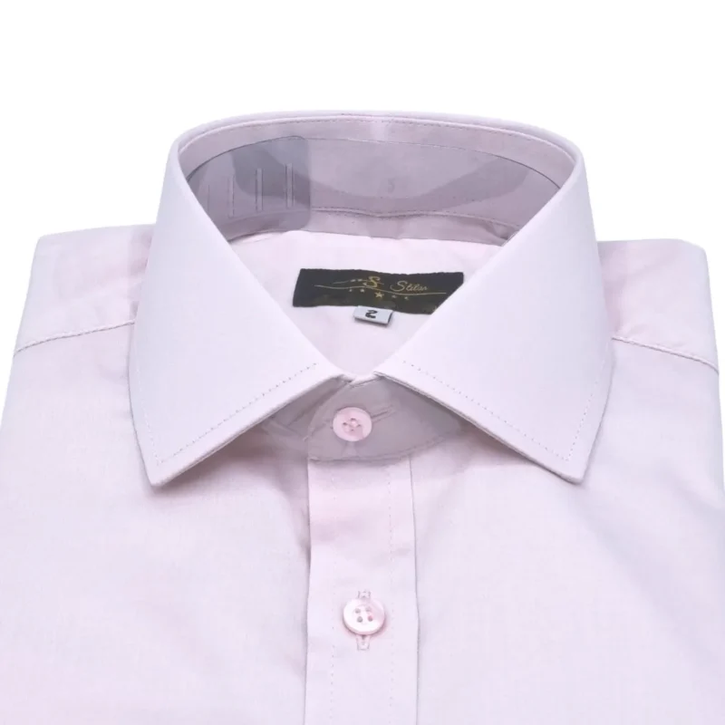 Close do colarinho italiano da camisa rosa claro, com a etiqueta Ms Stilos