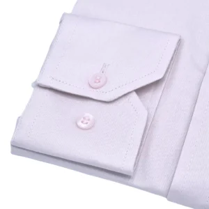 Detalhe do punho de botão da camisa social rosa claro em fio egípcio