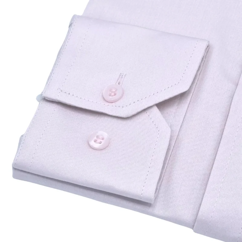 Detalhe do punho de botão da camisa social rosa claro em fio egípcio
