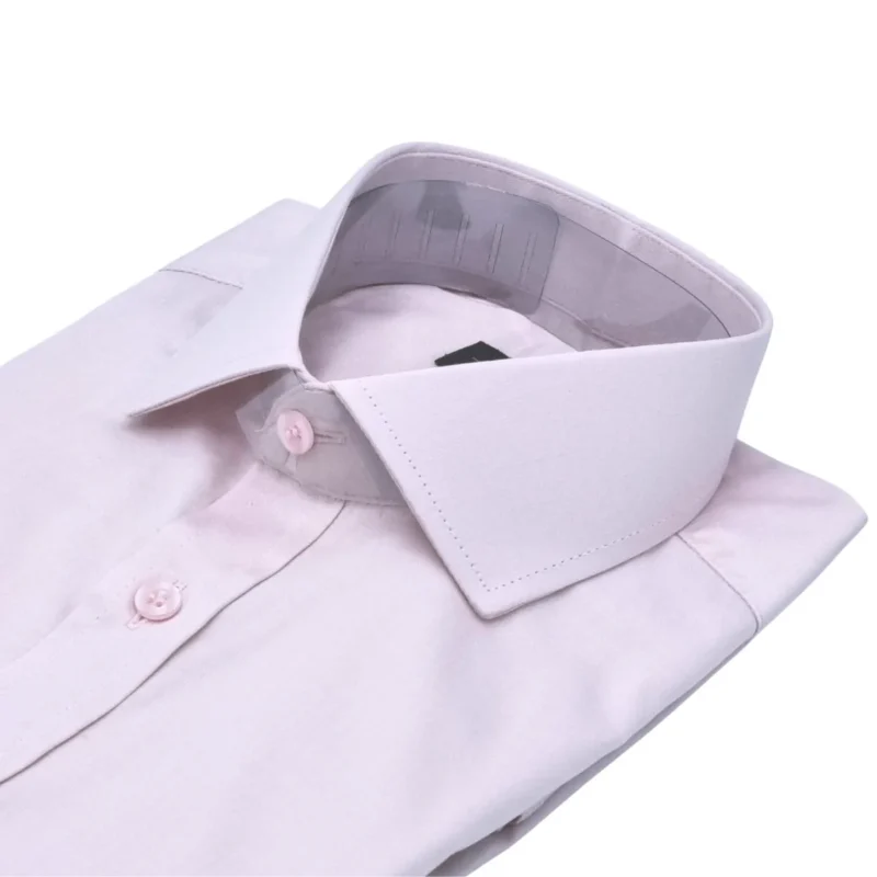 Gola italiana da camisa rosa claro vista em ângulo, com o pé de gola à mostra