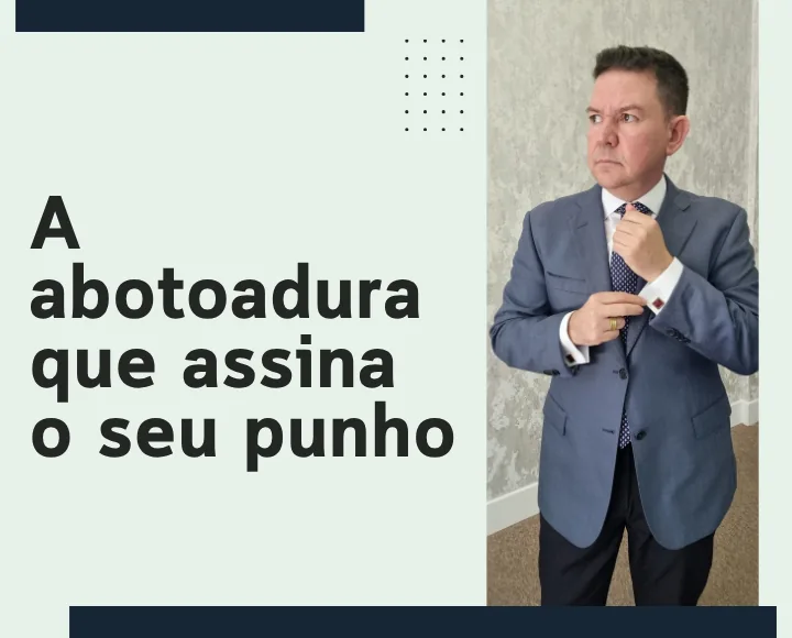 Executivo ajustando a gravata com a abotoadura visível no punho da camisa
