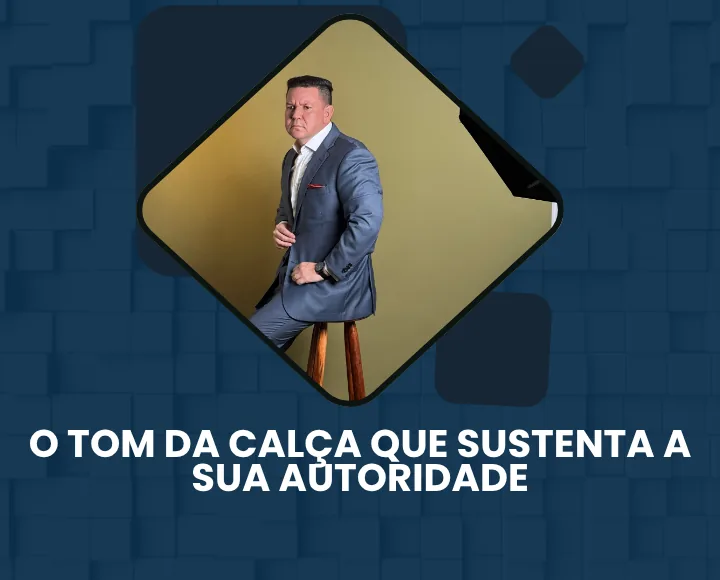 Executivo de terno azul sentado, mostrando o caimento da calça social de alfaiataria