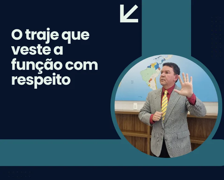 Homem de traje social em pé, orientando, com camisa de colarinho estruturado