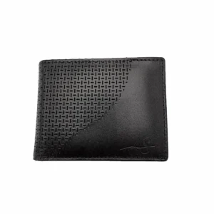 Carteira masculina preta em 100% couro, com textura de traços diagonais e a logo Ms Stilos gravada