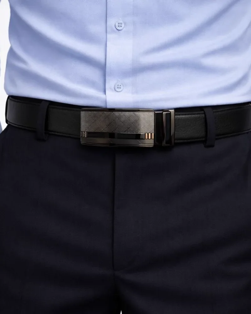 Cinto social automático de ajuste por catraca sem furos, usado com camisa azul clara e calça de alfaiataria