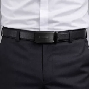 Cinto social automático com fivela grafite de estrias horizontais, usado com camisa branca