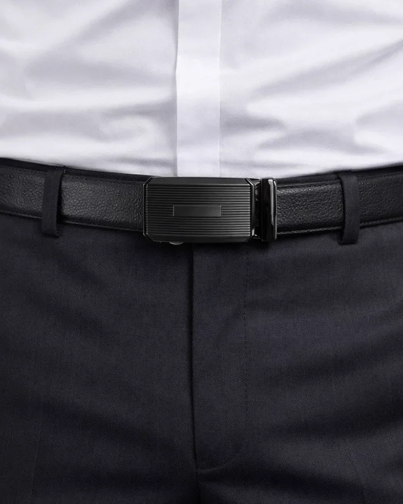 Cinto social automático com fivela grafite de estrias horizontais, usado com camisa branca
