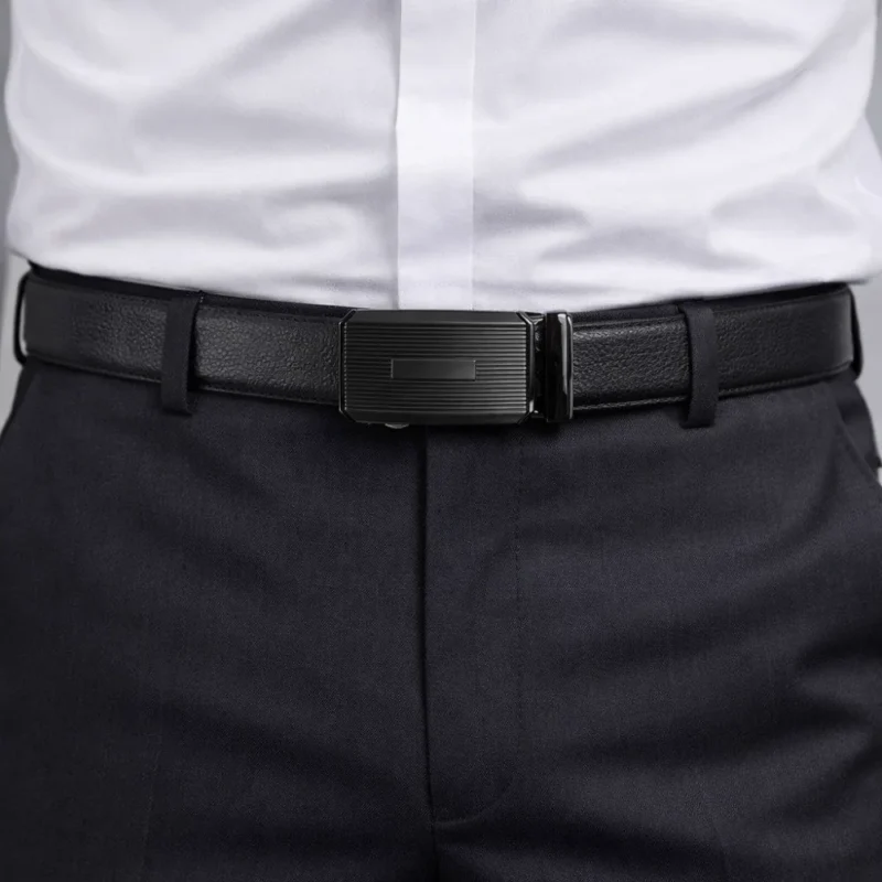 Cinto social automático com fivela grafite de estrias horizontais, usado com camisa branca