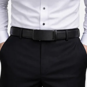 Cinto social automático preto com fivela de linhas limpas, usado com camisa branca e calça preta