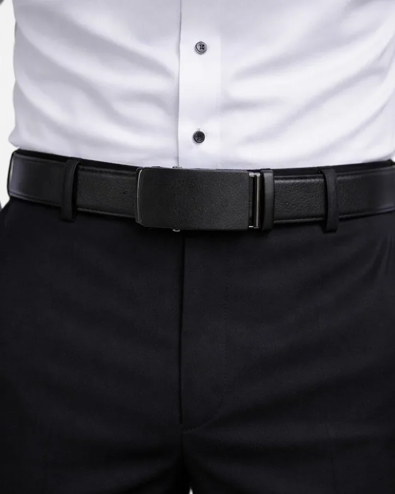 Cinto social automático preto com fivela de linhas limpas, usado com camisa branca e calça preta