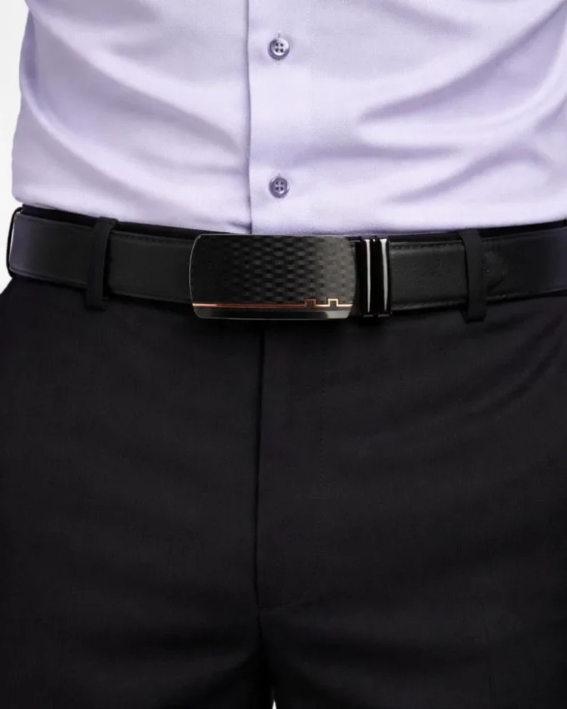 Cinto social automático com fivela texturizada, usado com camisa social e calça preta