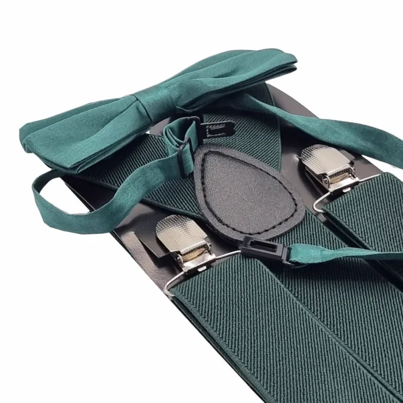 Kit suspensório verde com a gravata borboleta desatada ao lado, mostrando as três presilhas