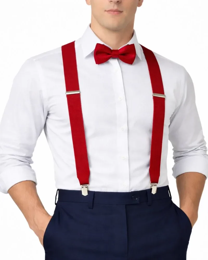 Kit suspensório e gravata borboleta vermelhos em uso, sobre camisa branca e calça social