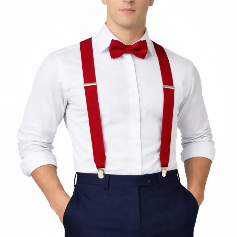 Kit suspensório e gravata borboleta vermelhos em uso, sobre camisa branca e calça social
