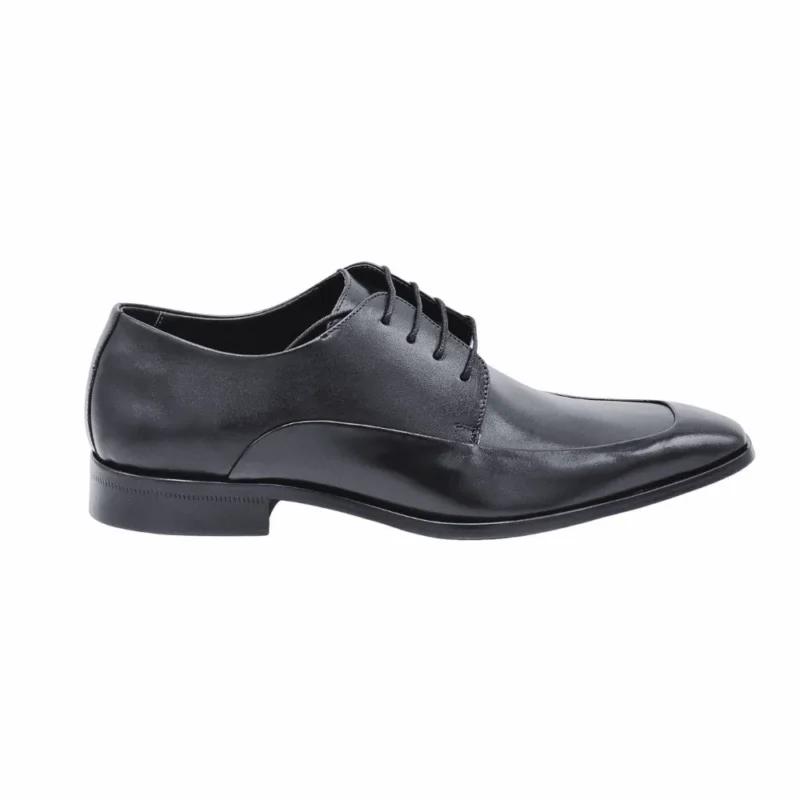 Perfil do sapato Bolonha preto em couro, com a costura em asa e o bico alongado