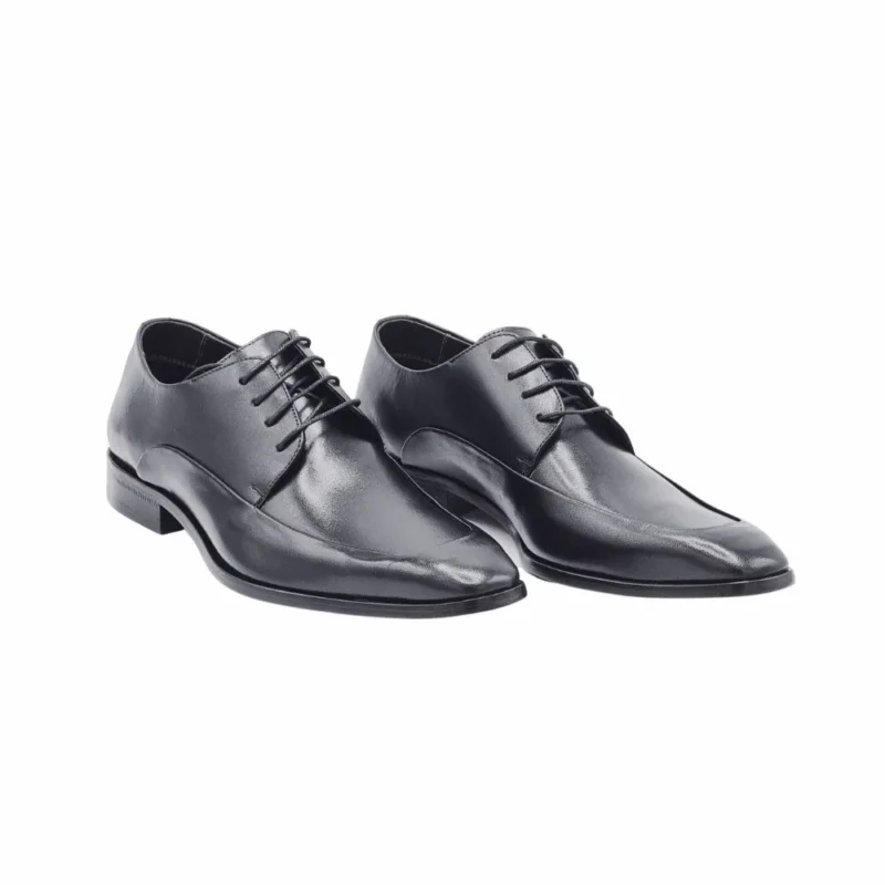 Par de sapatos Bolonha pretos em couro, vista frontal com cadarço encerado