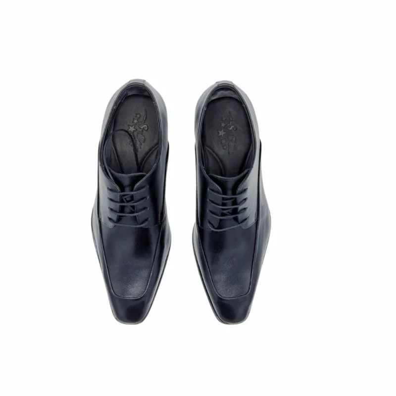 Par de sapatos Bolonha pretos visto de cima, com a palmilha e a marca Ms Stilos